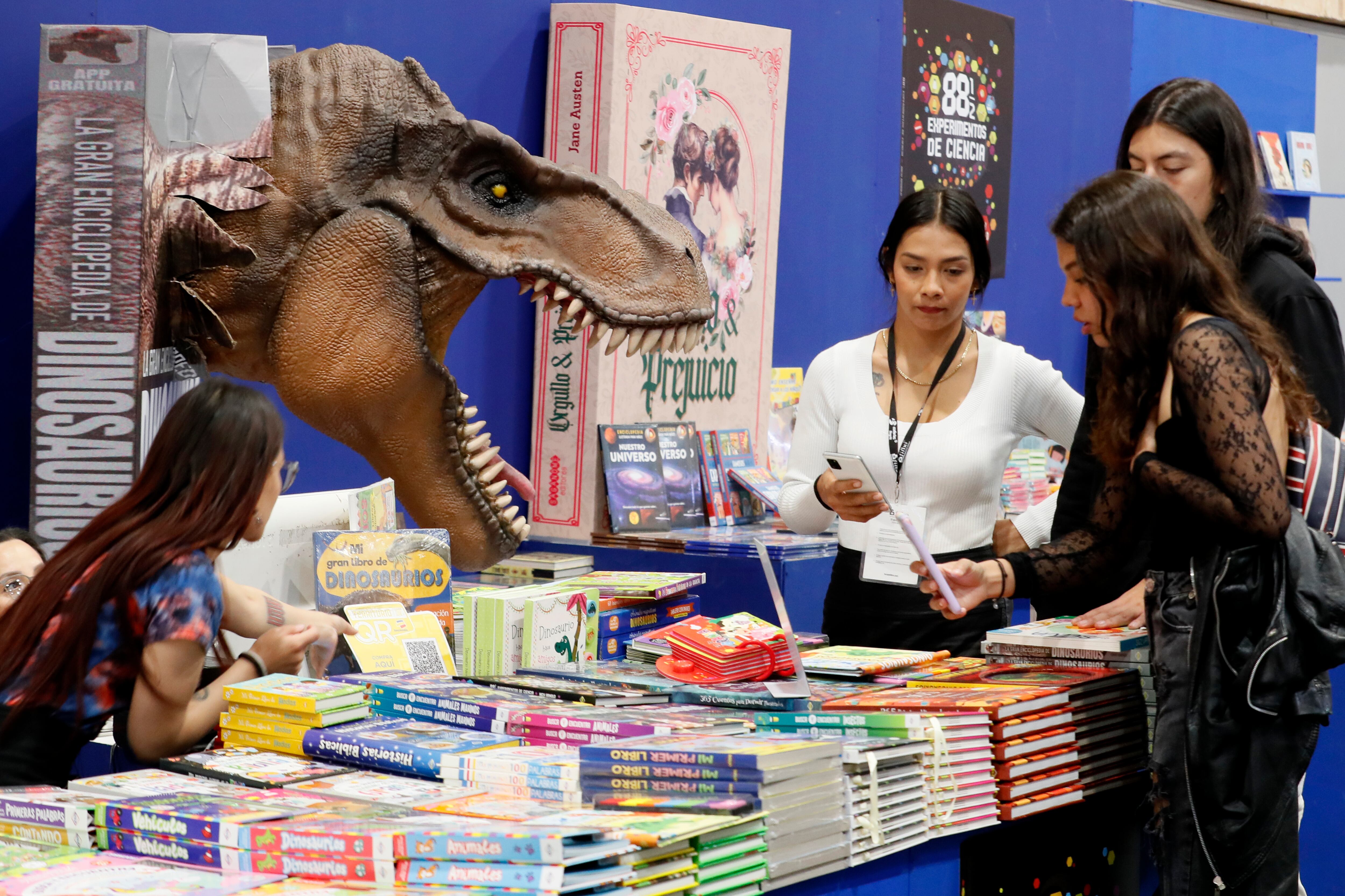 Visitantes recorren los pabellones del recinto ferial Corferias, durante la XXXVI Feria Internacional del Libro de Bogotá (FilBo) en Bogotá (Colombia). EFE / Carlos Ortega