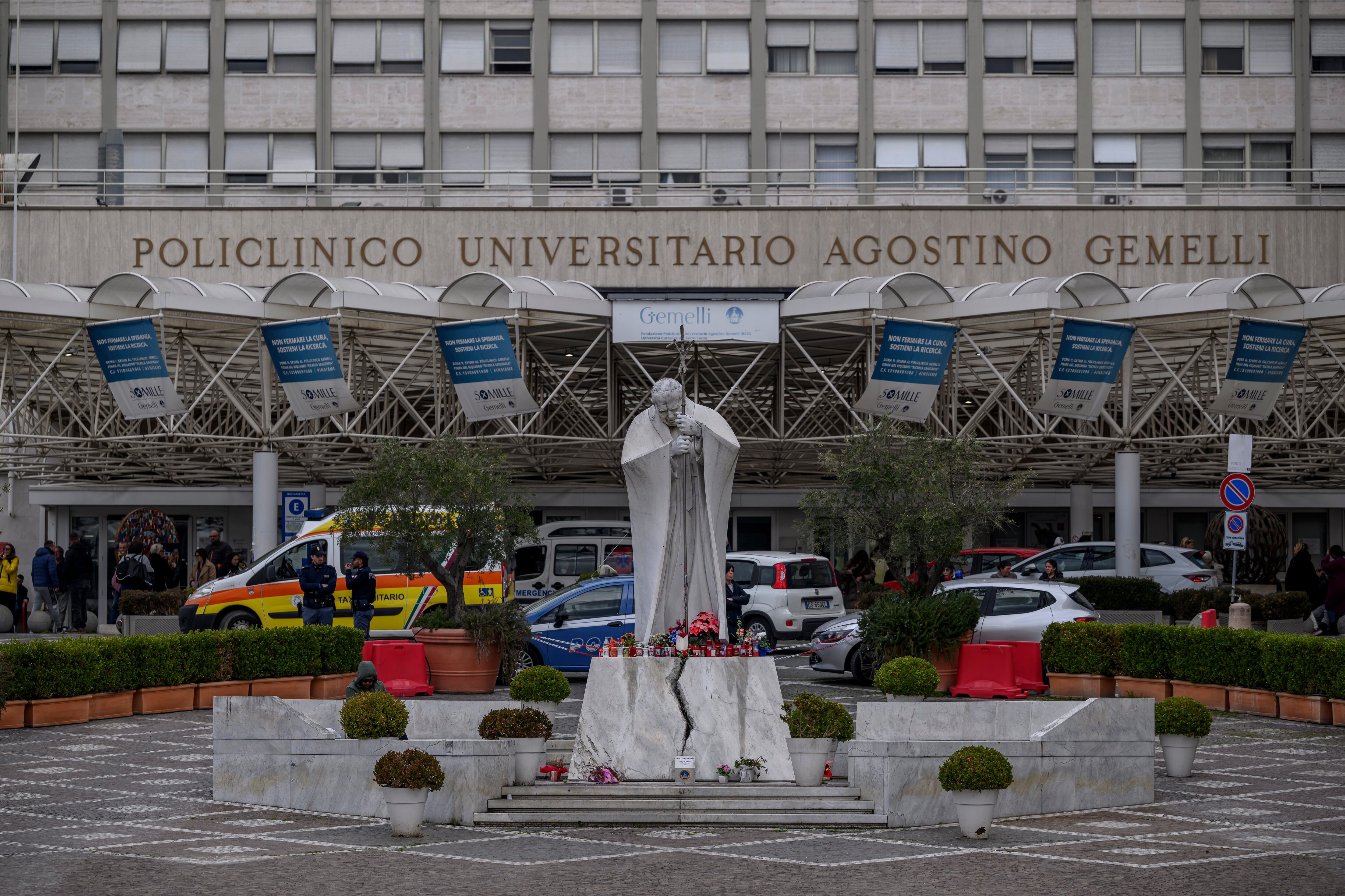 Afueras del hospital Gemelli de Roma. FOTO: Photo by Antonio Masiello/Getty Images
