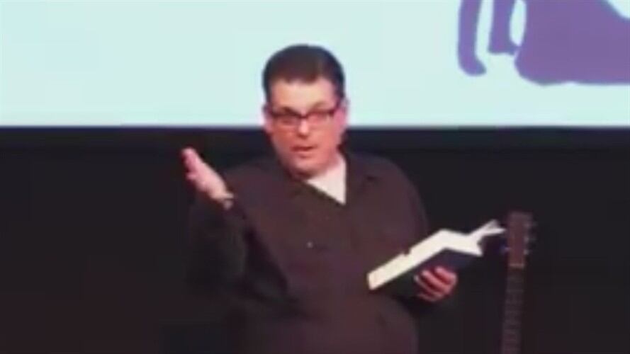 Polémica por sermón un pastor a las mujeres que quieren evitar que sus esposos las engañen. Foto: Facebook: Reagan Williams