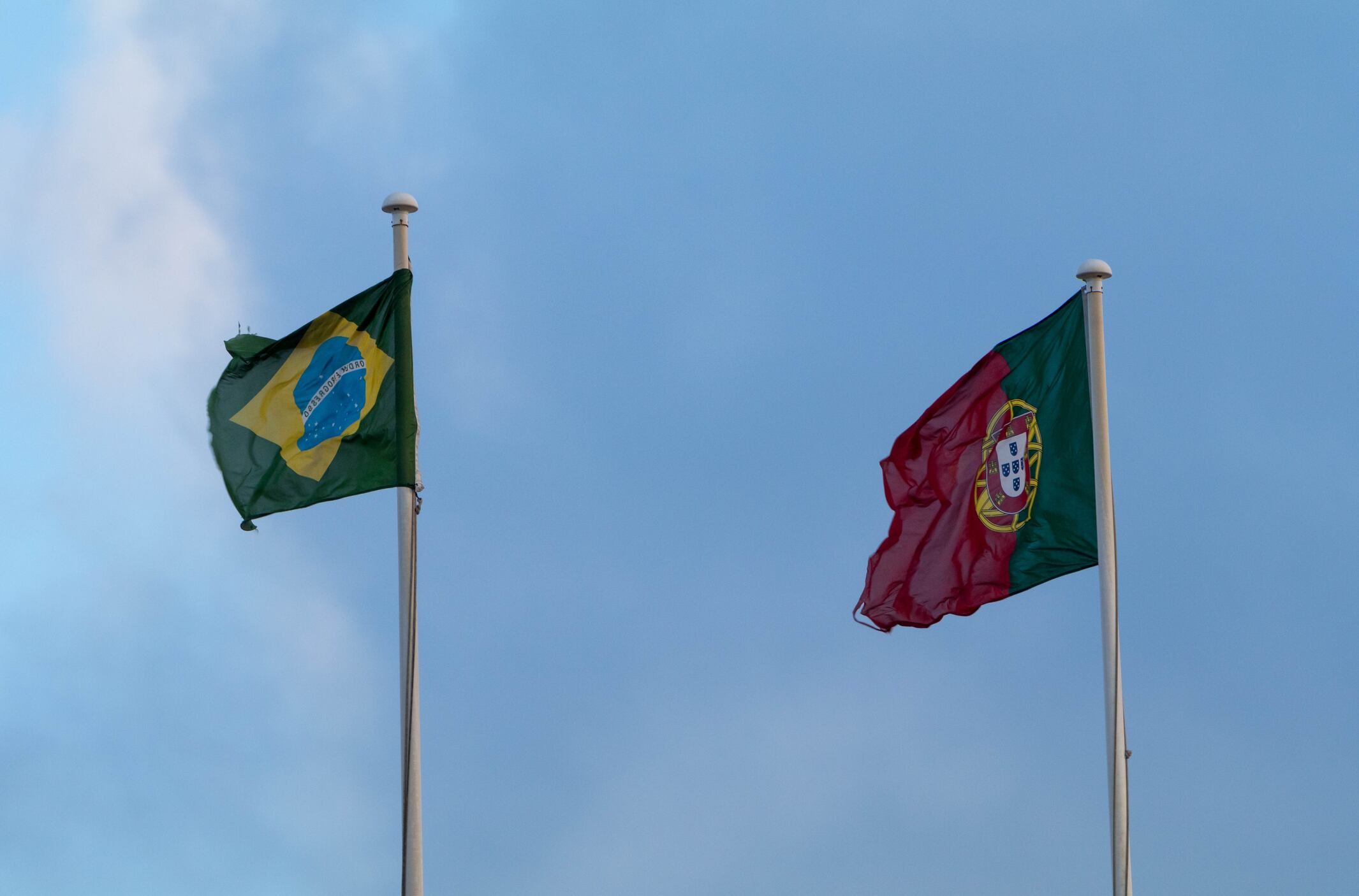 Banderas de Brasil y Portugal imagen de referencia. Foto: Getty Images.