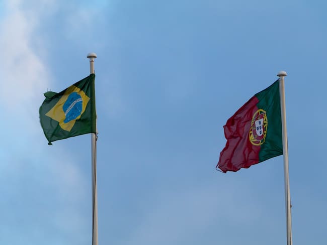 Banderas de Brasil y Portugal imagen de referencia. Foto: Getty Images.