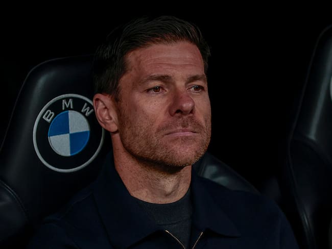 Xabi Alonso en el banquillo del Santiago Bernabéu durante un encuentro ante el Real Betis. FOTO: Jose Luis Contreras/NurPhoto vía Getty Images