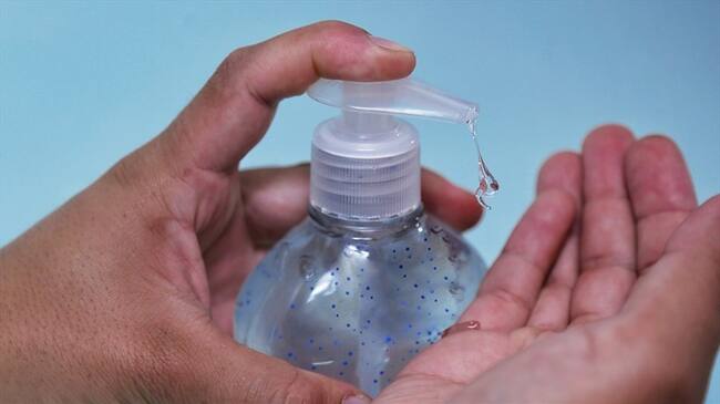 La Superindustria formuló pliego de cargos contra Farmalatam Colombia S.A.S. para establecer si fijó de manera inequitativa el precio de geles antibacteriales. Foto: Colprensa