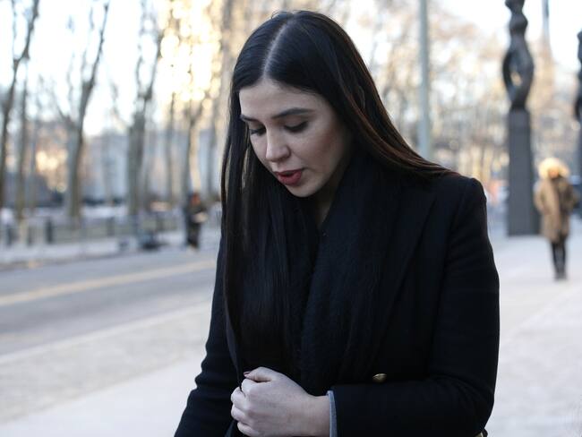 Emma Coronel, tercera esposa del narcotraficante mexicano Joaquín "El Chapo" Guzmán, mientras sale del tribunal del Distrito Sur en Brooklyn, Nueva York (EE.UU.). Coronel puede salir en libertad este miércoles después de estar detenida en Estados Unidos desde hace casi 3 años por diversos cargos relacionados con el narcotráfico, informa la Agencia Federal de Prisiones de EE.UU. EFE/Kena Betancur /ARCHIVO