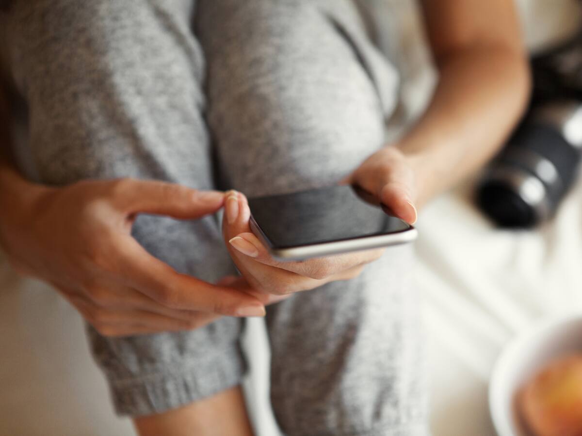 ¿Usted revisa el celular de su pareja?