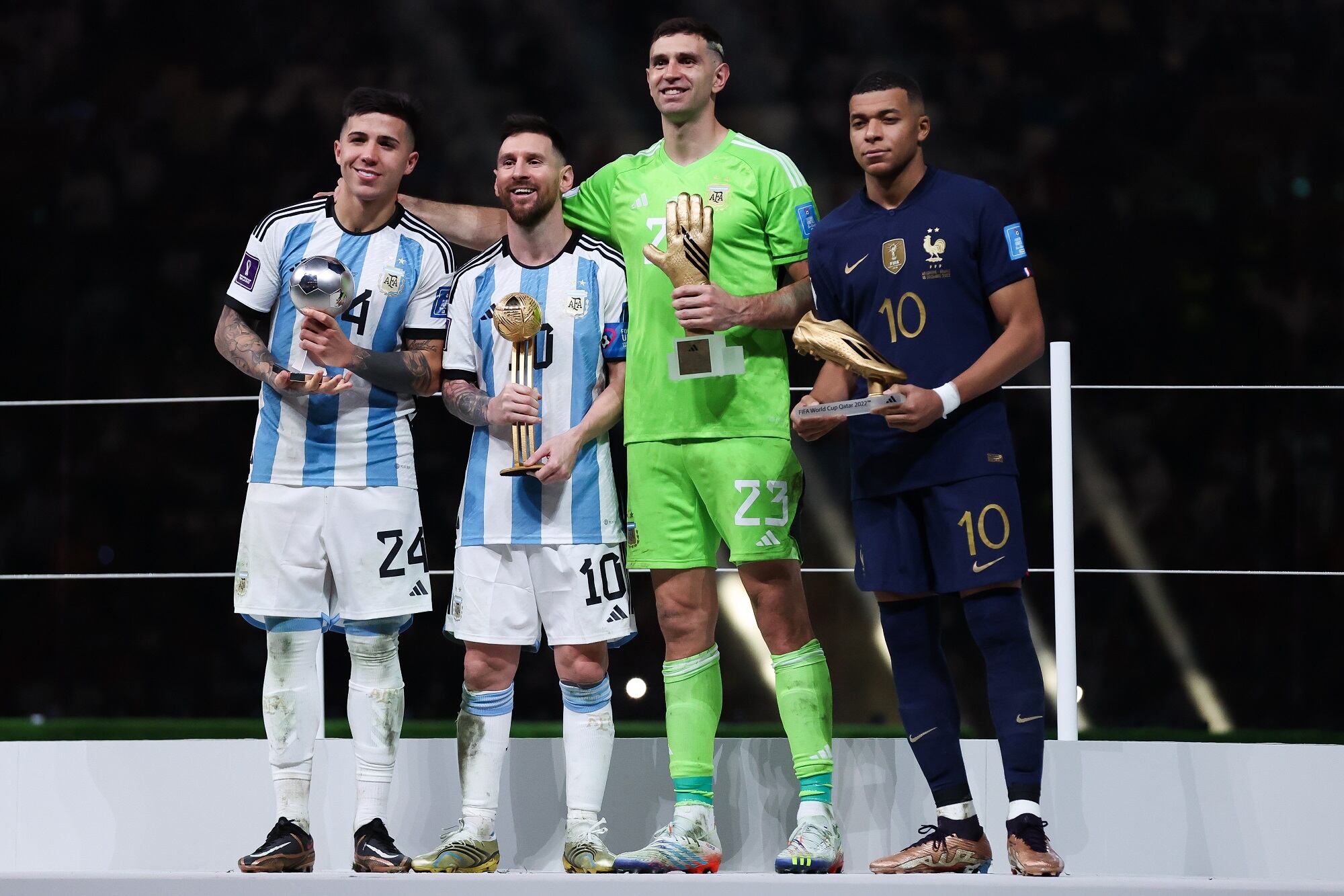Enfo Fernández, Lionel Messi, Emiliano Martínez y Kylian Mbappé. (Photo by Alex Livesey - Danehouse/Getty Images)