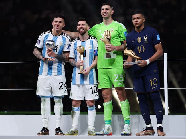 Enfo Fernández, Lionel Messi, Emiliano Martínez y Kylian Mbappé. (Photo by Alex Livesey - Danehouse/Getty Images)