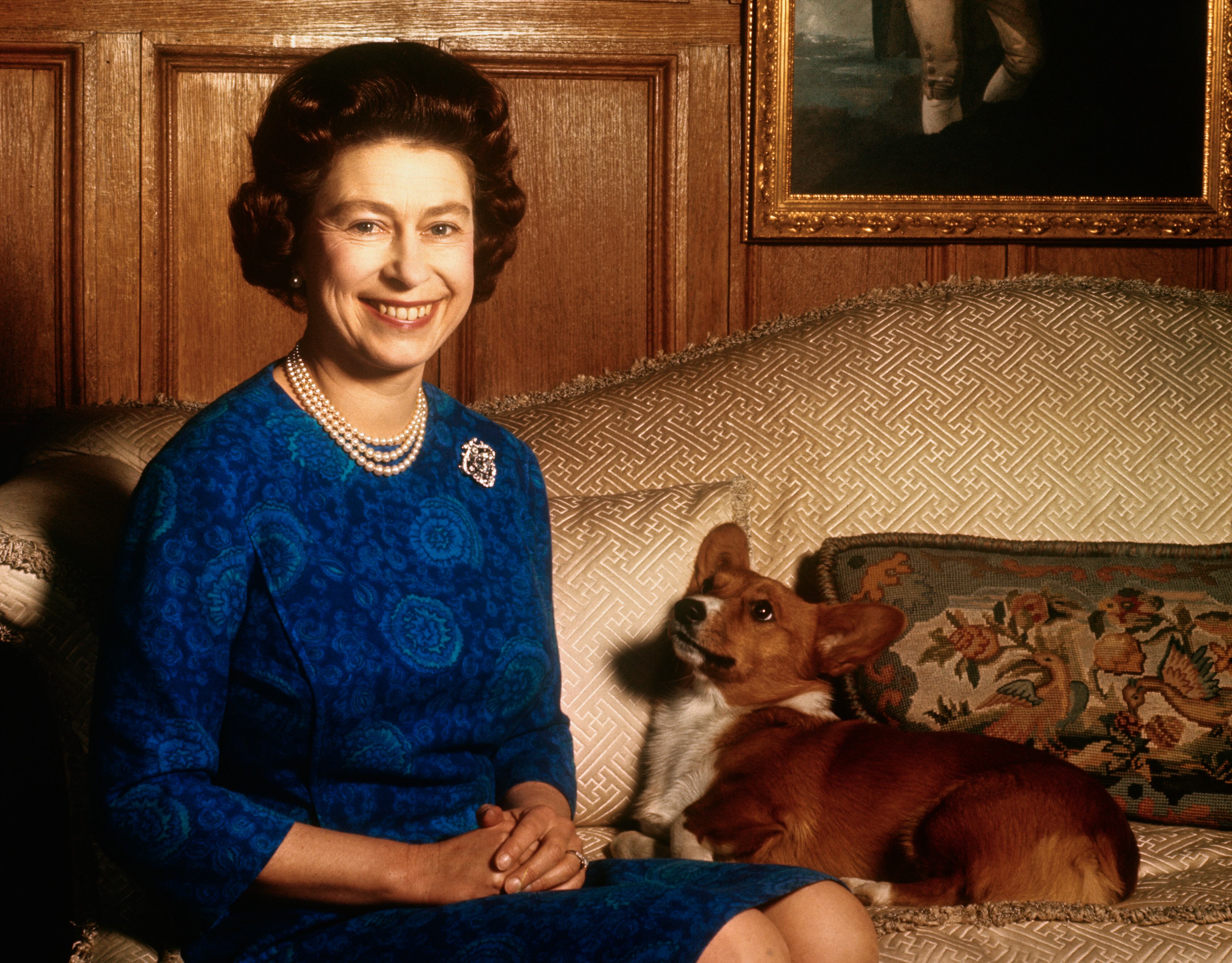 Isabel II con uno de sus corgies. Getty Images.