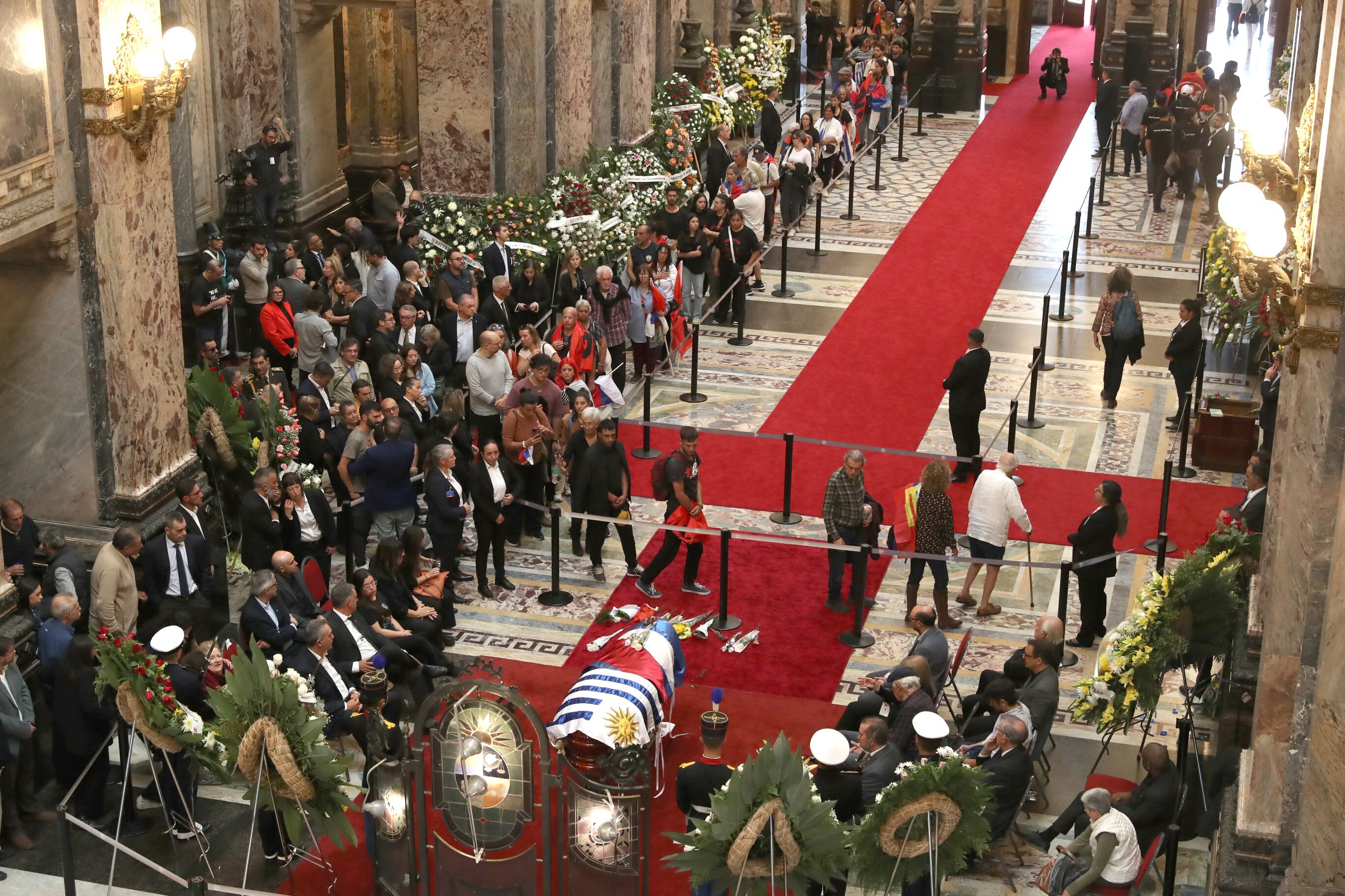 Personas asisten al velorio del expresidente José Mujica en el Palacio Legislativo de Montevideo (Uruguay). EFE/Raúl Martínez