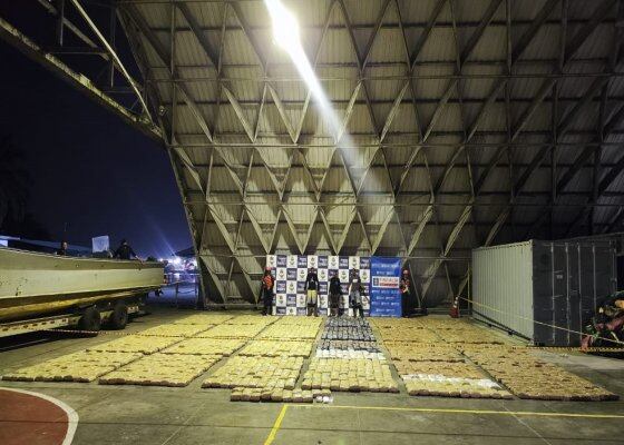 Armada interceptó lancha en el Valle con más de dos toneladas de marihuana. Foto: Armada.