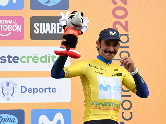Fernando Gaviria del Movistar Team se llevó la camiseta amarilla del líder, tras la primera etapa del Tour Colombia 2024. Foto: Luis ACOSTA / AFP vía Getty Images.