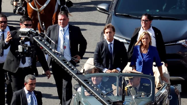 Presidente de Uruguay, Luis Lacalle Pou y su jefe de seguridad, Alejandro Astesiano. Foto: EFE/ Sebastiao Moreira /ARCHIVO