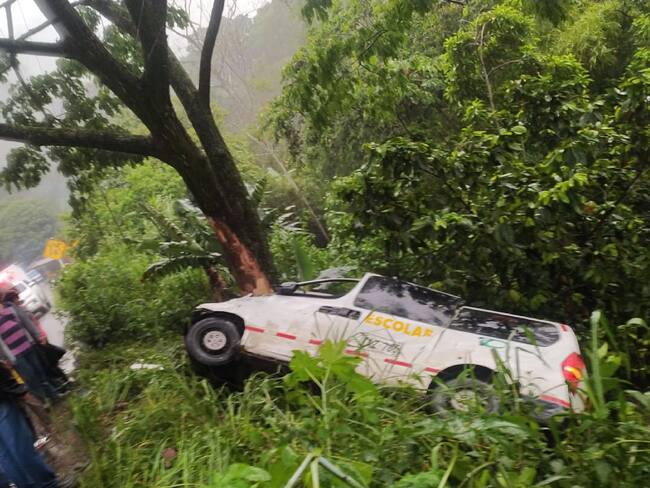 Lluvias en Bucaramanga ocasionan accidente con bus escolar en donde había niños. Foto: Cortesía a Melissa Múnera.