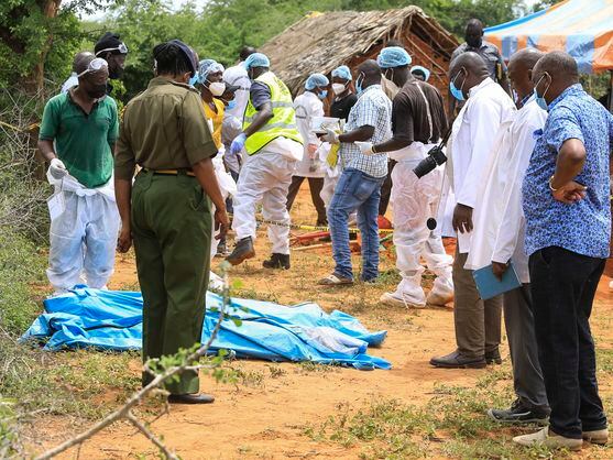 Policía con cadáver en Kenia | Foto: EFE