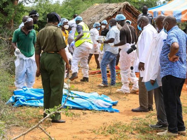 Policía con cadáver en Kenia | Foto: EFE