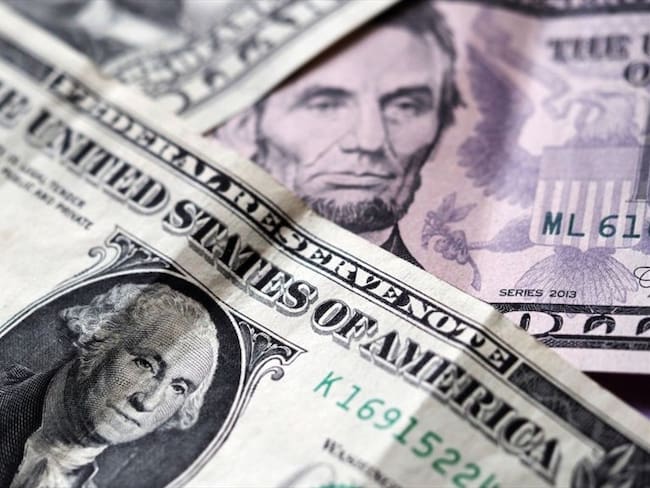 La baja del dólar obedece a que hay menos nerviosismo en el mercado por cuenta de la radicación de la reforma tributaria. Foto: Getty Images / IGOR GOLOVNIOV