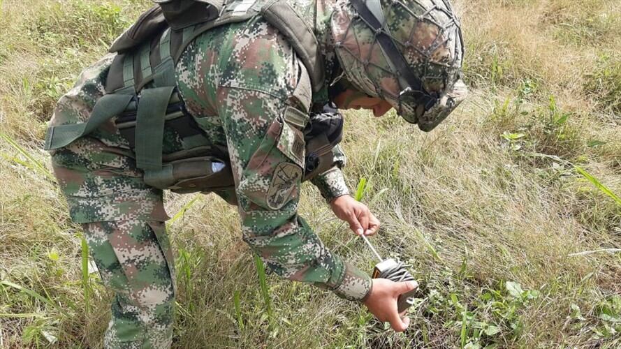 Los explosivos fueron ubicados por el binomio canino mediante la técnica de búsqueda de sustancias . Foto: Ejército Nacional