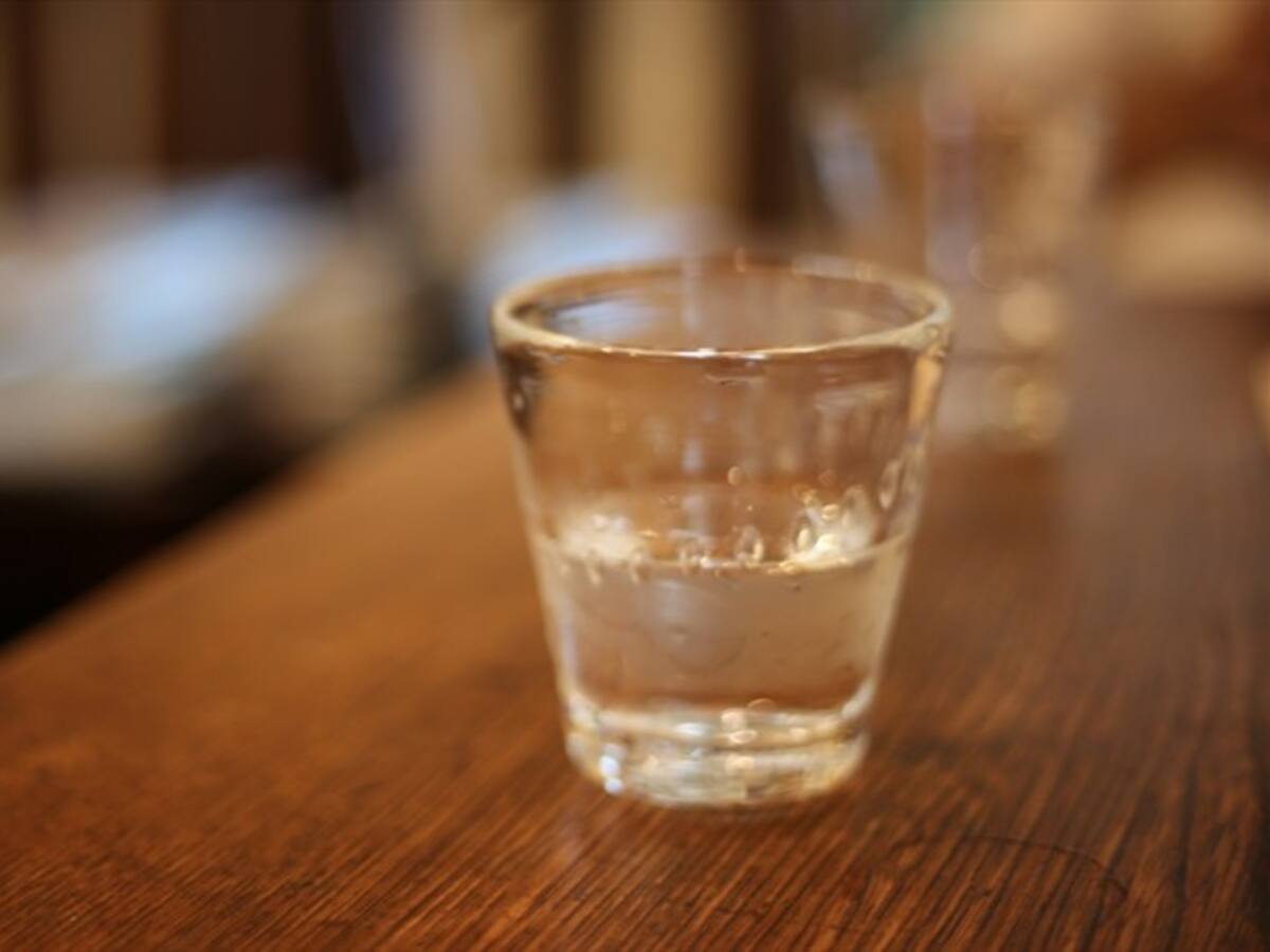 El alemán que vende tragos de aguardiente para ayudar a colombianos