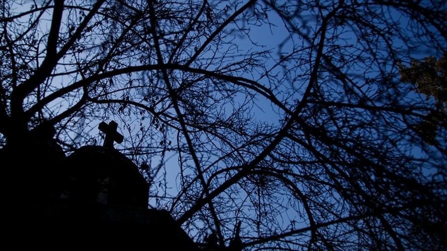 En días pasados, el sepulturero de Umbita comenzó a observar que varias lápidas ya no tenían cobre en sus bordes o los nombres de los muertos ya no estaban escritos con ese material. Foto: Colprensa