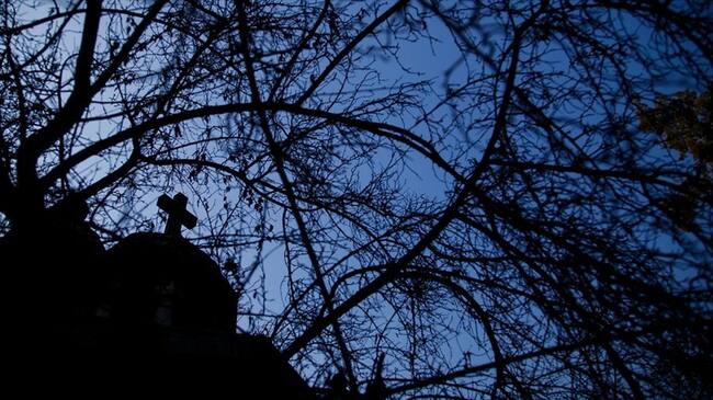 En días pasados, el sepulturero de Umbita comenzó a observar que varias lápidas ya no tenían cobre en sus bordes o los nombres de los muertos ya no estaban escritos con ese material. Foto: Colprensa