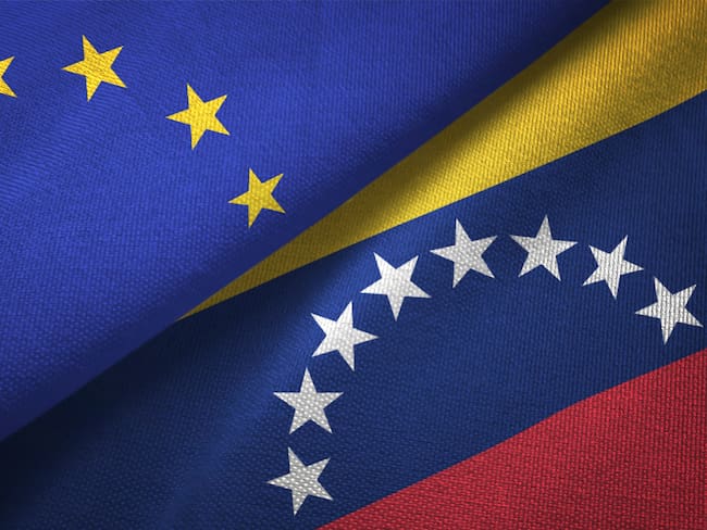 Bandera de la Unión Europea y Venezuela. I Foto: Getty Images.