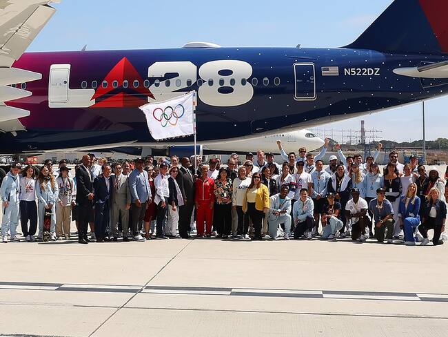 La bandera olímpica aterriza en Los Ángeles: cuenta atrás para los JJ. OO. de 2028. Foto: Twitter oficial Los Ángeles 2028.