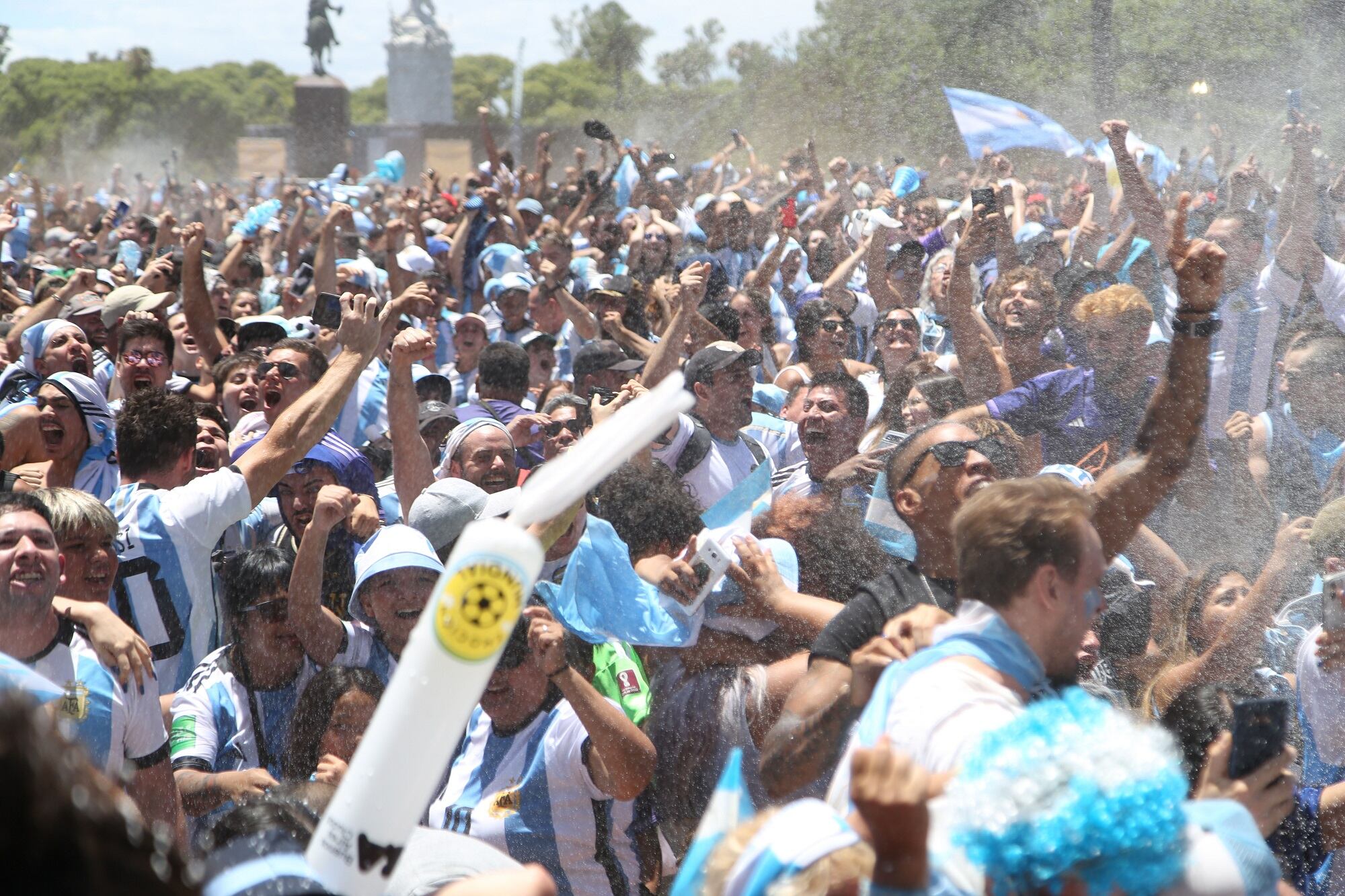 Celebración de hinchas de Argentina en el Mundial de Qatar. (Photo by Mariano Gabriel Sanchez/Anadolu Agency via Getty Images)