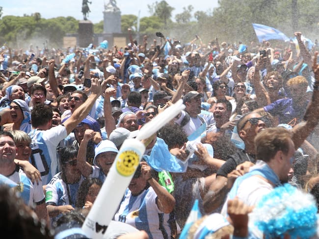 Celebración de hinchas de Argentina en el Mundial de Qatar. (Photo by Mariano Gabriel Sanchez/Anadolu Agency via Getty Images)