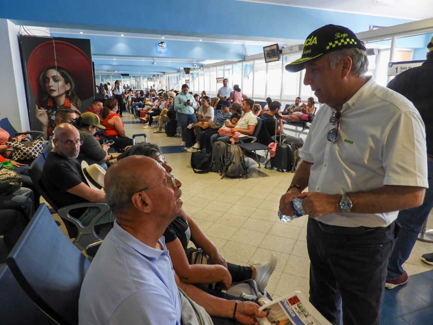 Ministro de Transporte Guillermo Reyes (a la derecha de pie), en la isla de San Andrés. 7 de abril de 2023. Foto: Ministerio de Transporte.