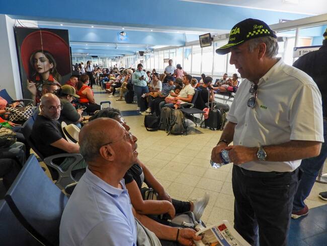 Ministro de Transporte Guillermo Reyes (a la derecha de pie), en la isla de San Andrés. 7 de abril de 2023. Foto: Ministerio de Transporte.