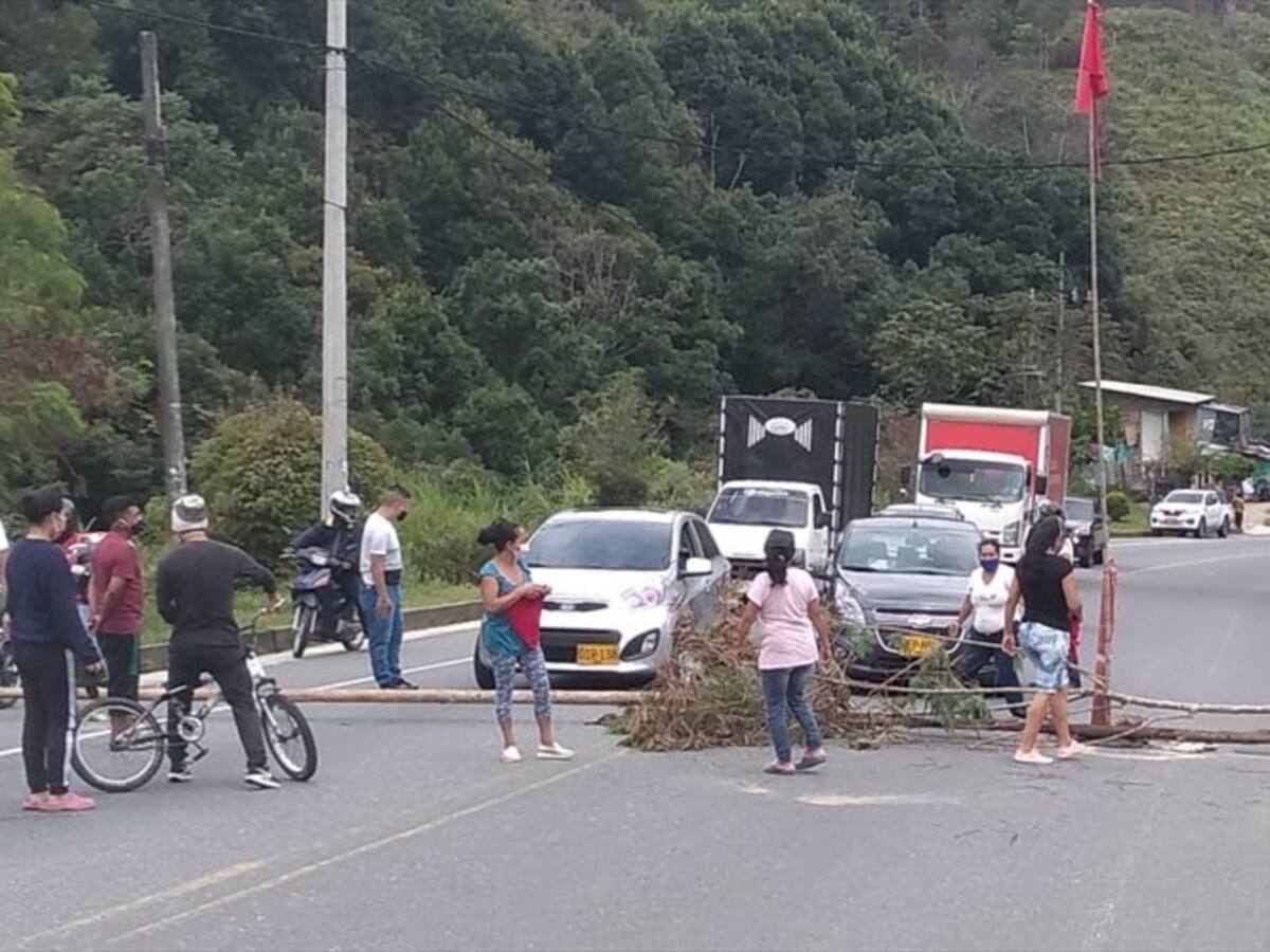 Ciudadanos bloquean la vía Panamericana y exigen ayudas en Popayán