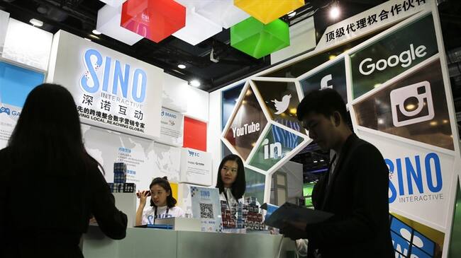 Personas visitan el stand de una compañía de red social durante la Conferencia Global de Internet 2016 en Beijing, China. Foto: Associated Press - AP - Andy Wong