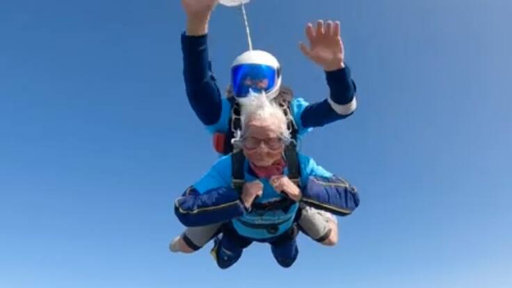 La historia de Manette Baillie, la paracaidista más longeva de Reino Unido