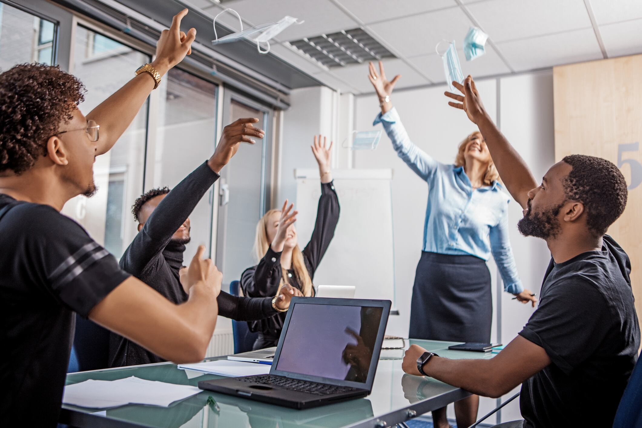 Eliminación del uso obligatorio el tapabocas en lugares cerrados. Foto: Getty Images