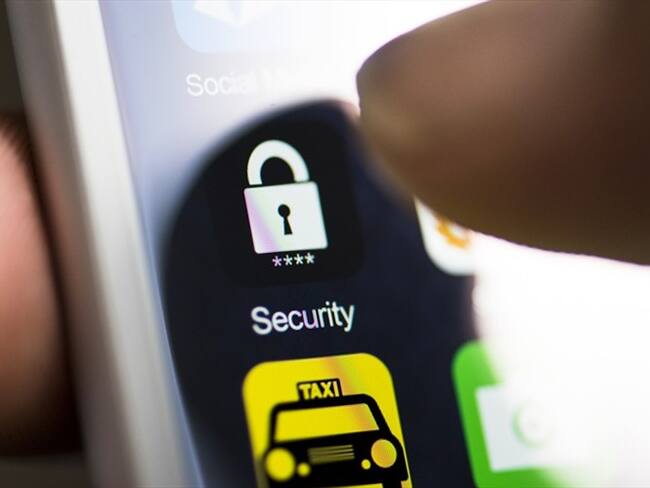 ¿Es delito revisar el celular de la pareja sin su permiso?