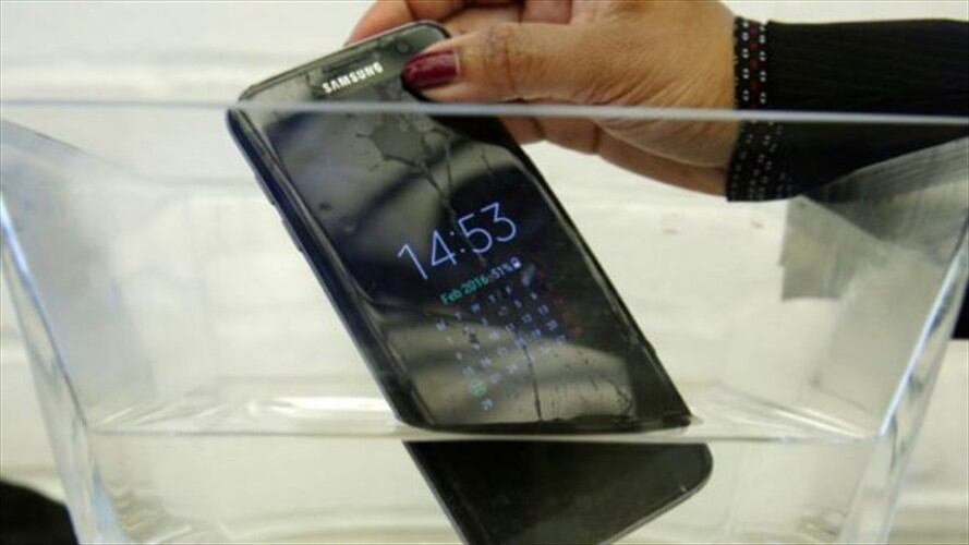 Samsung dijo que sus nuevos dispositivos son resistentes al agua. ¿Es cierta esta afirmación? Foto: BBC Mundo.