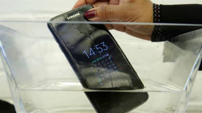 Samsung dijo que sus nuevos dispositivos son resistentes al agua. ¿Es cierta esta afirmación? Foto: BBC Mundo.