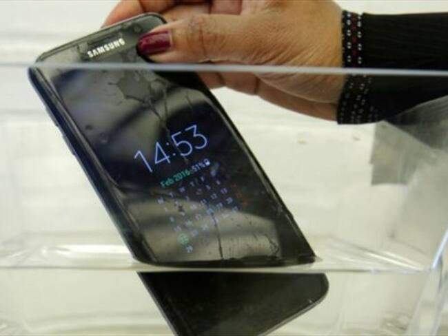 Samsung dijo que sus nuevos dispositivos son resistentes al agua. ¿Es cierta esta afirmación? Foto: BBC Mundo.
