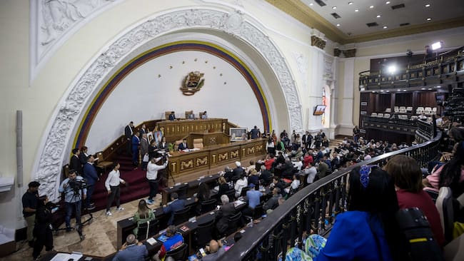 AME1794. BOGOTÁ (COLOMBIA), 17/09/2024.- Fotografía de archivo del 30 de abril de 2024 de una sesión en el Palacio Federal Legislativo, en Caracas (Venezuela). El Parlamento de Venezuela, controlado por el chavismo, presentó este martes el proyecto de acuerdo con el que instará al Gobierno a "evaluar" la ruptura de las relaciones diplomáticas y comerciales con España, como respuesta a la decisión del Congreso español de reconocer al opositor Edmundo González Urrutia -exiliado en el país europeo- como presidente electo. EFE/ Miguel Gutiérrez