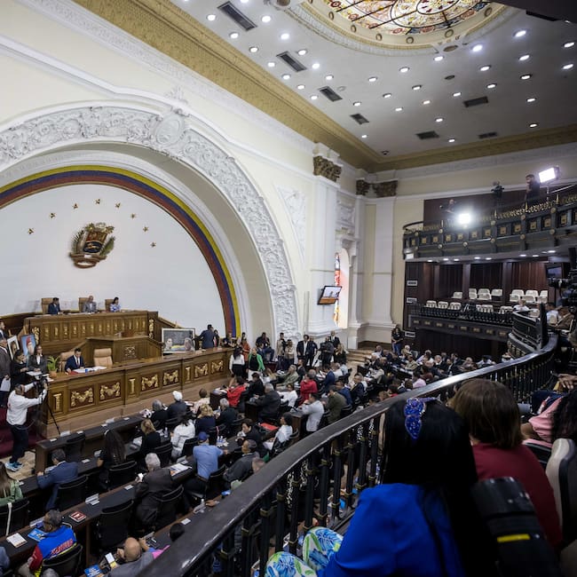 AME1794. BOGOTÁ (COLOMBIA), 17/09/2024.- Fotografía de archivo del 30 de abril de 2024 de una sesión en el Palacio Federal Legislativo, en Caracas (Venezuela). El Parlamento de Venezuela, controlado por el chavismo, presentó este martes el proyecto de acuerdo con el que instará al Gobierno a "evaluar" la ruptura de las relaciones diplomáticas y comerciales con España, como respuesta a la decisión del Congreso español de reconocer al opositor Edmundo González Urrutia -exiliado en el país europeo- como presidente electo. EFE/ Miguel Gutiérrez