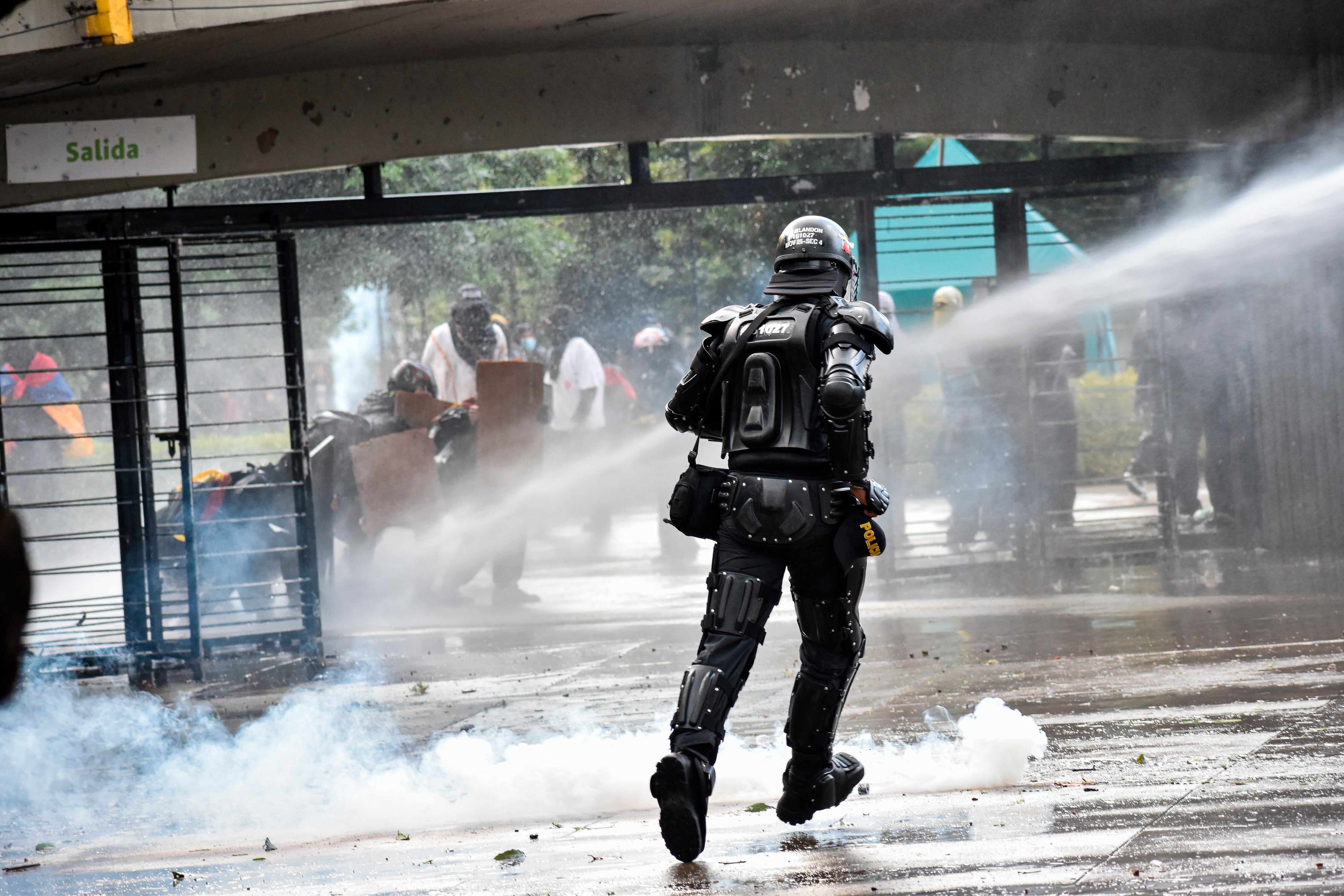 Universidad Nacional de Colombia y policía antidisturbios de Colombia ESMAD, en Bogotá. Foto de referencia: Getty Images.