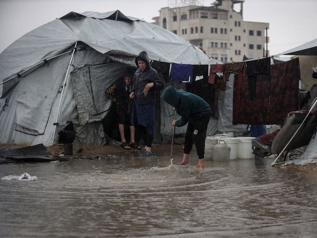 Reportan 16 muertos en Gaza por el derrumbe de casas, previamente bombardeadas, tras tormenta Byron