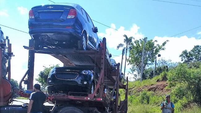 Conductores de vehículos de servicio público y de carga denunciaron que algunos automotores fueron utilizados para impedir el tránsito. Foto: Cortesía Deivin Hurtado