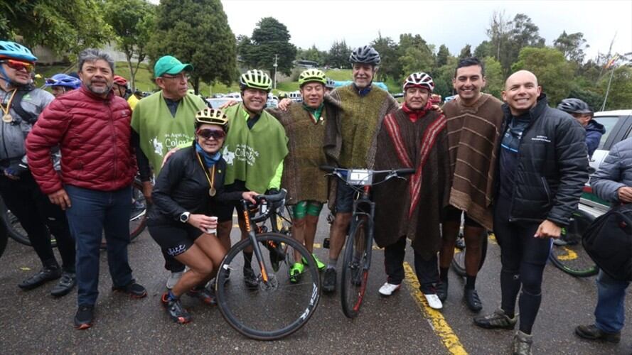 En la travesía estuvieron presentes glorias del deporte pedal como Fabio Parra, Rafael Acevedo, Carolina Munevar entre otros   . Foto: Gobernación de Boyacá