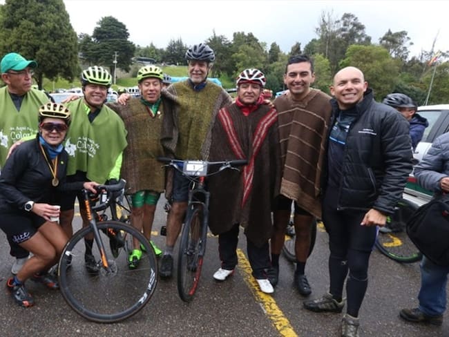 En la travesía estuvieron presentes glorias del deporte pedal como Fabio Parra, Rafael Acevedo, Carolina Munevar entre otros   . Foto: Gobernación de Boyacá