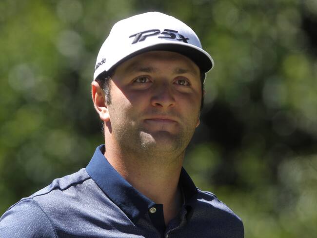 AME6610. CIUDAD DE MÉXICO (COLOMBIA), 21/02/2019.- Fotografía de archivo del español Jon Ram durante el World Golf Championship-México Champions 2019, el 21 de febrero de 2019, en el Club de Golf Chapultepec de Ciudad de México (México). Jon Rahm se convirtió este jueves en el cuarto integrante español del LIV Golf, el circuito financiado por el Gobierno de Arabia Saudí, y se sumó a Sergio García, Eugenio López Chacarra y David Puig, exjugadores de la PGA que vieron multiplicar sus ganancias gracias a los enormes premios ofrecidos por esta liga.Rahm, de 29 años, llevará su chaqueta verde de campeón del Masters de Augusta al controvertido LIV, que revolucionó en 2022 el mundo del golf al arrebatarle, a base de talonario, estrellas como Dustin Johnson, Brooks Koepka y Phil Mickelson, a la PGA. EFE/ Mario Guzmán ARCHIVO