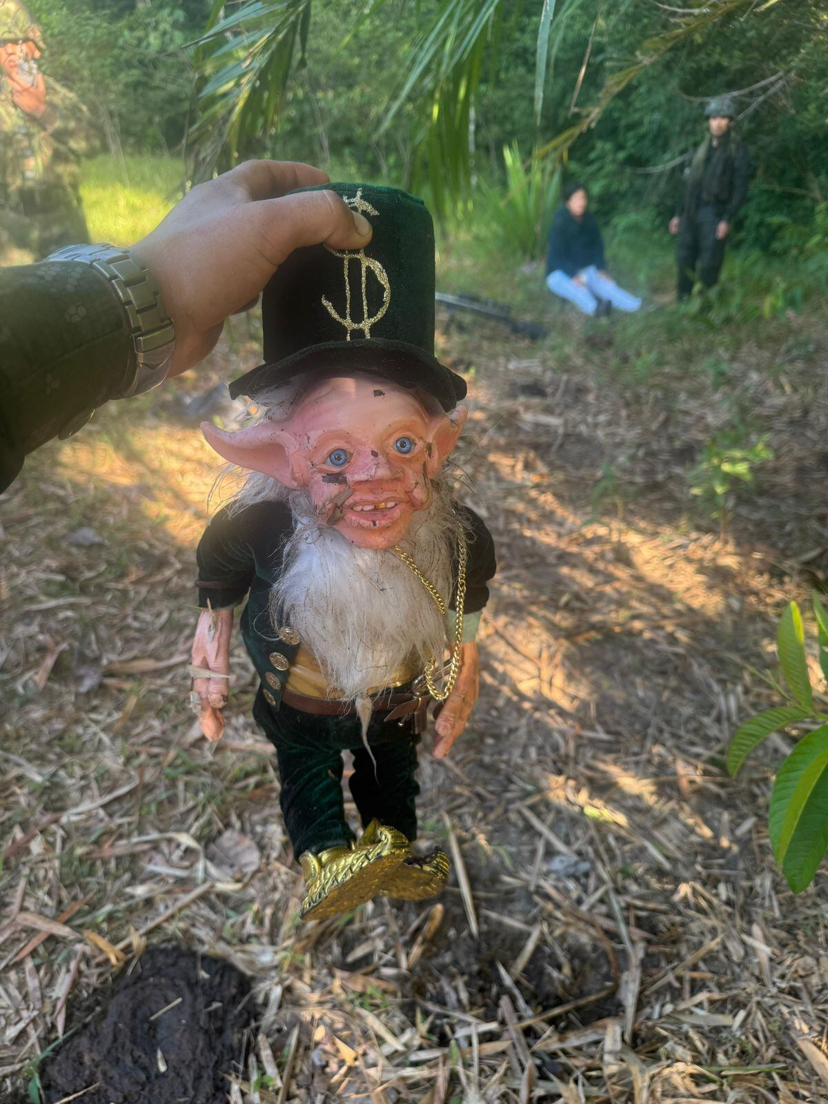 Alias 'Jhon Naranjo', cabecilla de las disidencias de las Farc capturado, utilizaba un muñeco de duende como "protección". (Foto: Ejército Nacional)