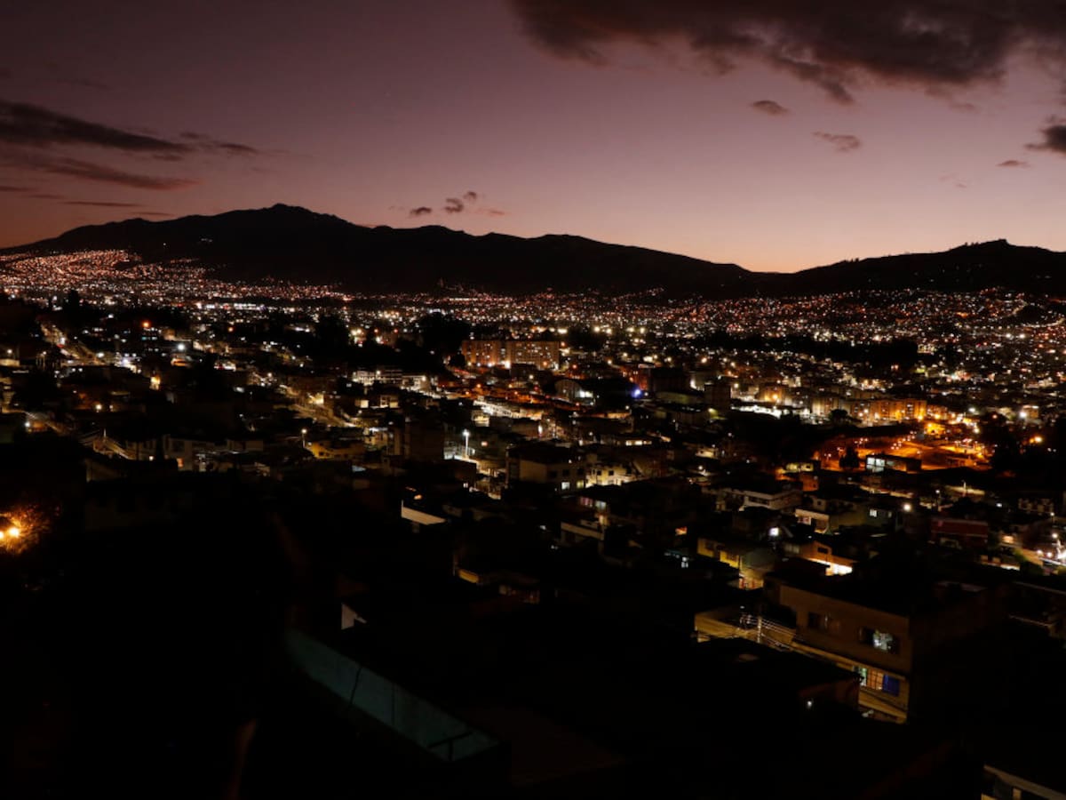 Ecuador aumentó cortes de electricidad a diez horas diarias en medio de crisis energética