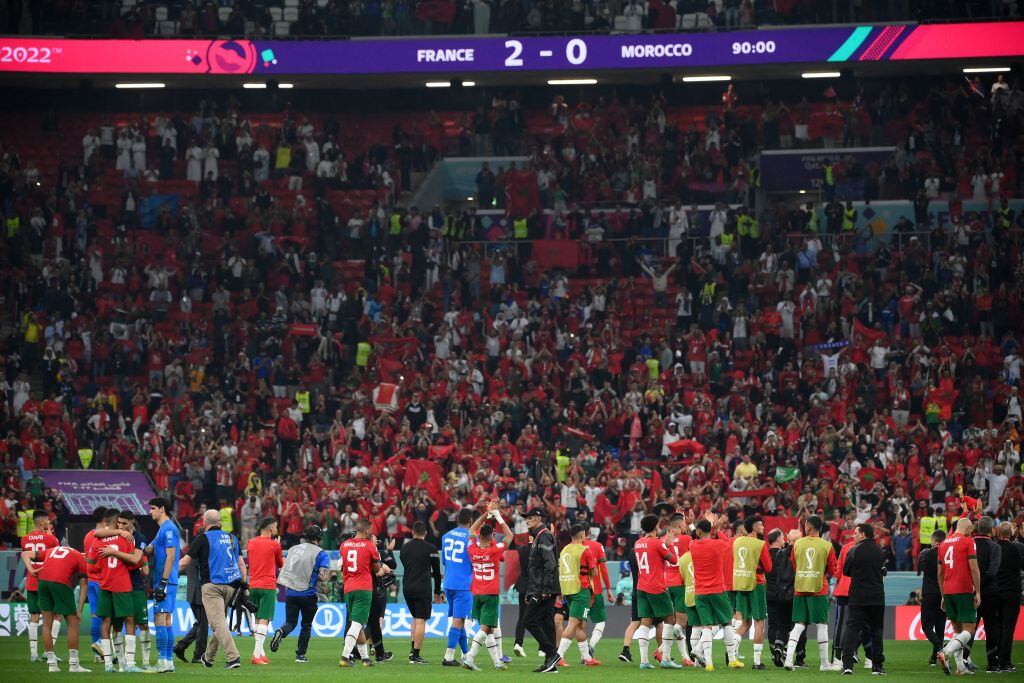 Selección de Marruecos agradece a su afición tras derrota frente a Francia en las semifinales del Mundial de Qatar 2022. Foto: FRANCK FIFE/AFP via Getty Images