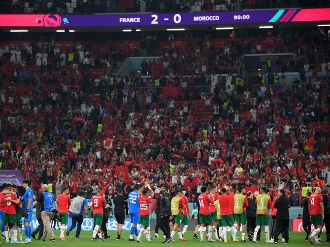 Selección de Marruecos agradece a su afición tras derrota frente a Francia en las semifinales del Mundial de Qatar 2022. Foto: FRANCK FIFE/AFP via Getty Images